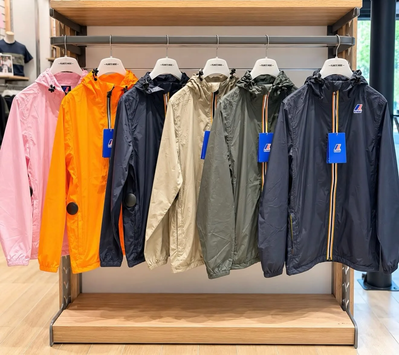 Intérieur de la boutique Planète Mode à Givors